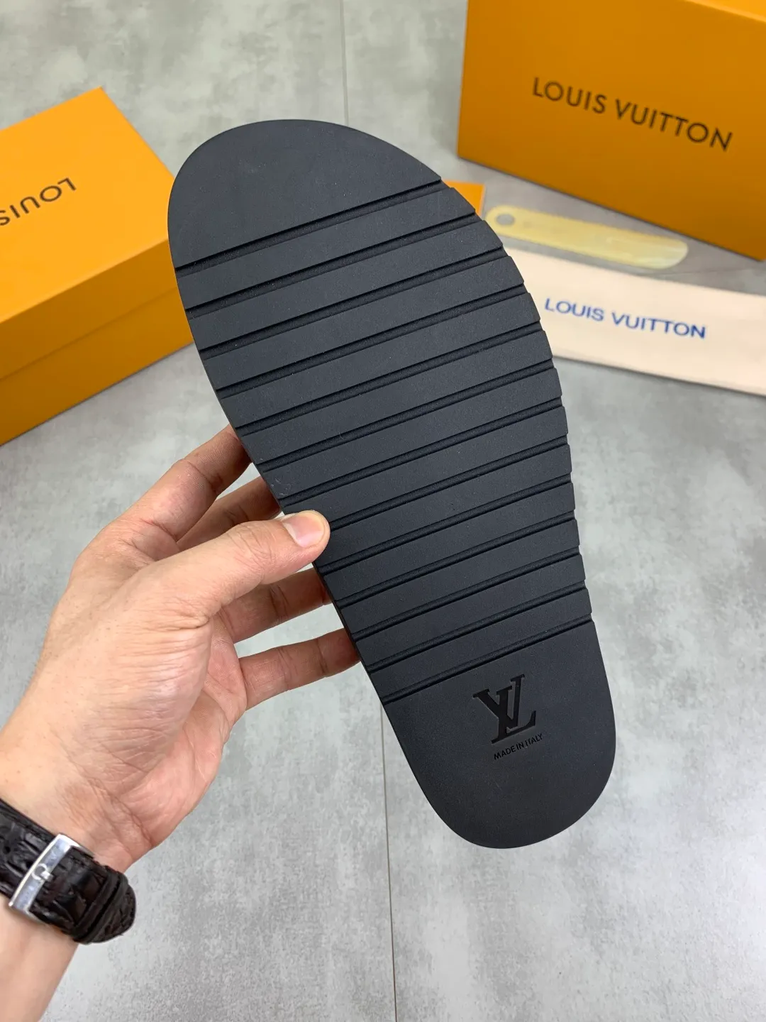 Men's shoes 💰P320💰【New style】🆘 Original quality 【LOUIS VUITTON】The popular Louis Vuitton LV men's slippers on the official website are on sale simultaneously! Original fabric imported from Italy, original factory special supply, code number: 38-44 (45 customized), many colors available